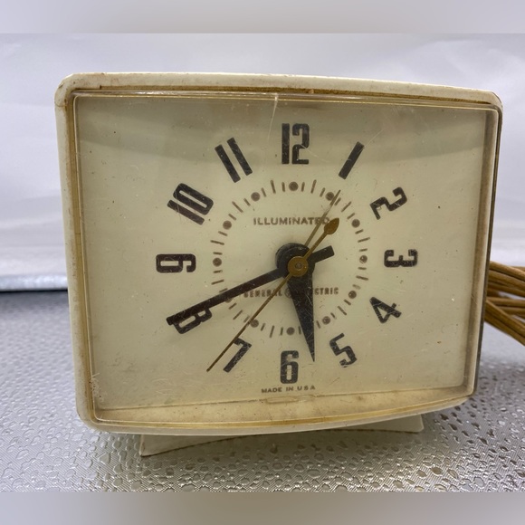 Vintage “GE” Electric Alarm Clock - Picture 3 of 3
